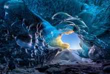 法国摄影师穿越冰岛拍摄冰洞 湛蓝世界呈现窒息美景