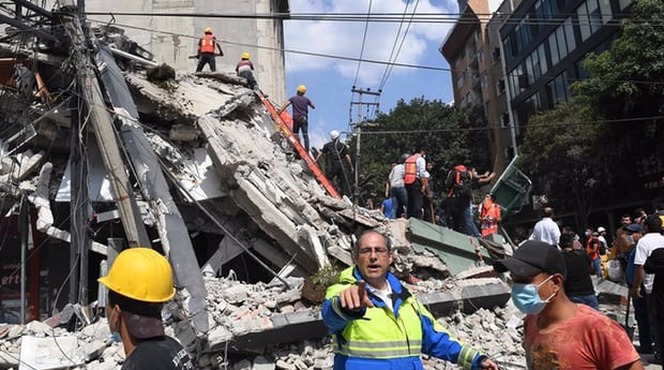 救援人员正在废墟中搜寻幸存者
