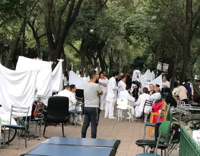 在墨西哥城的公园里设立了临时诊所来帮助地震灾民_fororder_QQ截图20170920094009