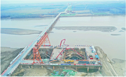 沾临高速黄河特大桥首个主塔墩水中承台第一次浇筑顺利完成