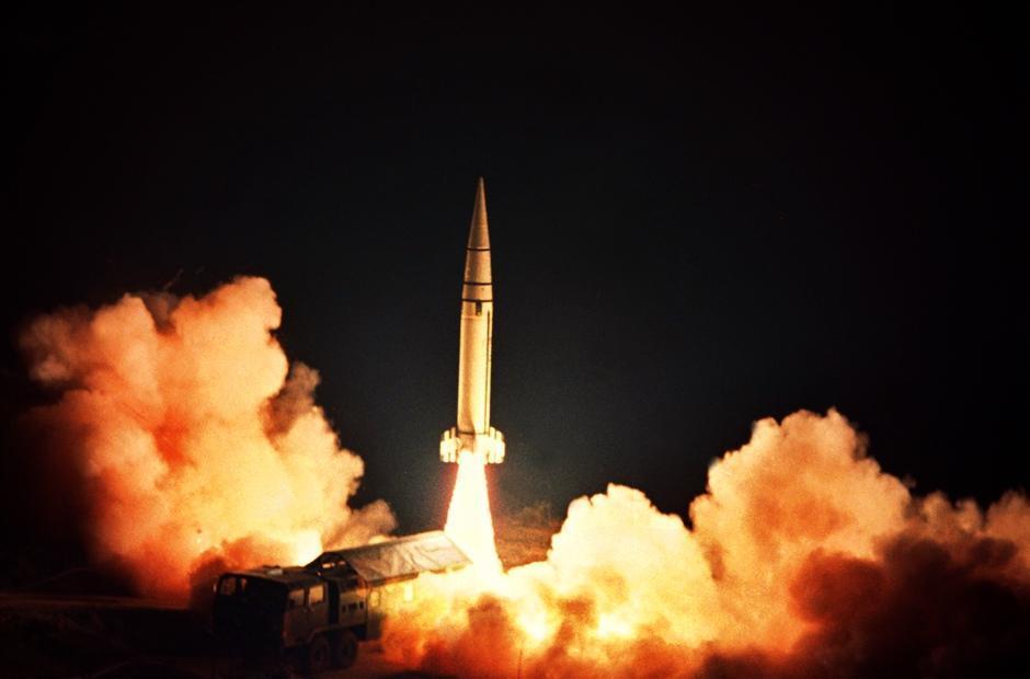 官泄猛图:中国火箭军弹道导弹集结起竖画面(组图)