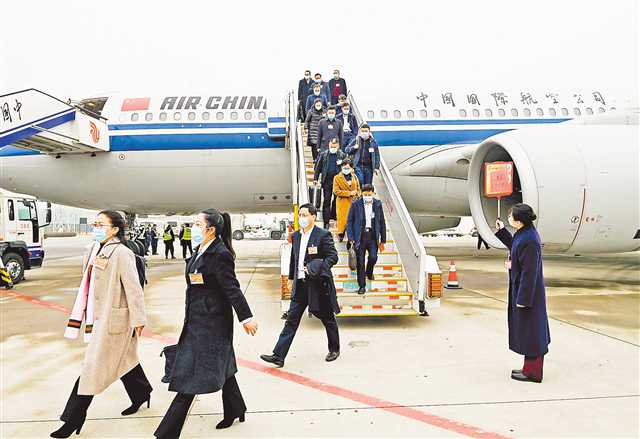 重慶出席全國兩會的代表委員抵京