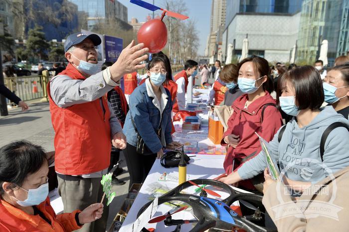 雁塔区总工会开展“新时代雷锋精神在雁塔”劳模志愿服务活动_fororder_00262dff4e0221a9b3370c