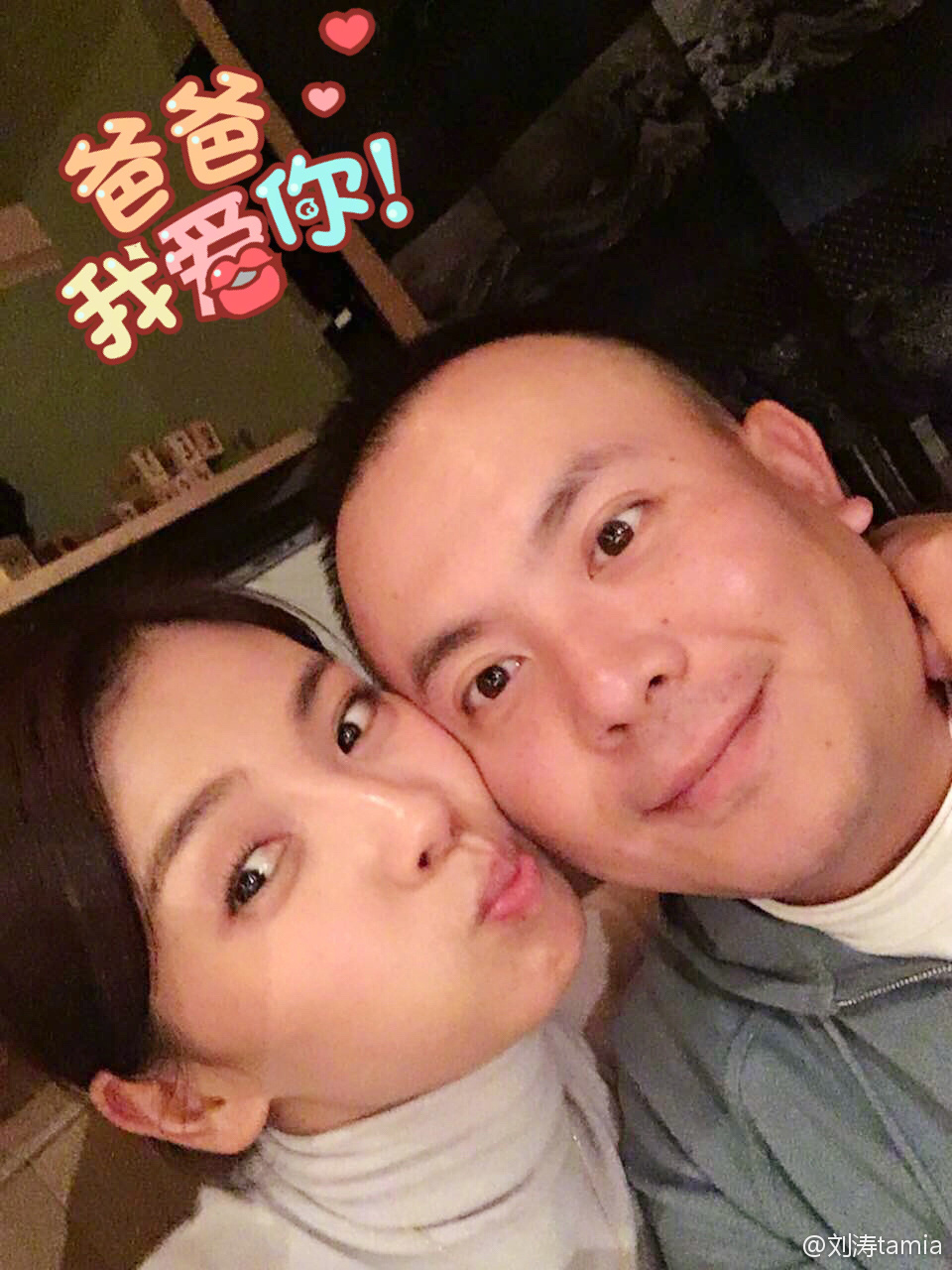 刘涛节目上喝酒对瓶吹，老公王珂在旁默默喝凉茶