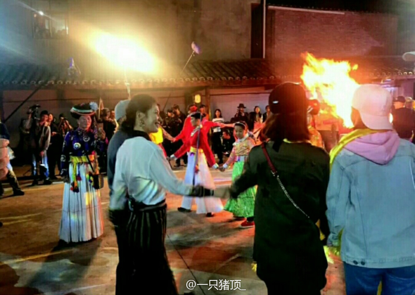 刘涛节目上喝酒对瓶吹，老公王珂在旁默默喝凉茶