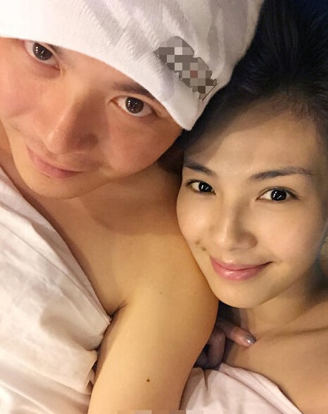 刘涛节目上喝酒对瓶吹，老公王珂在旁默默喝凉茶