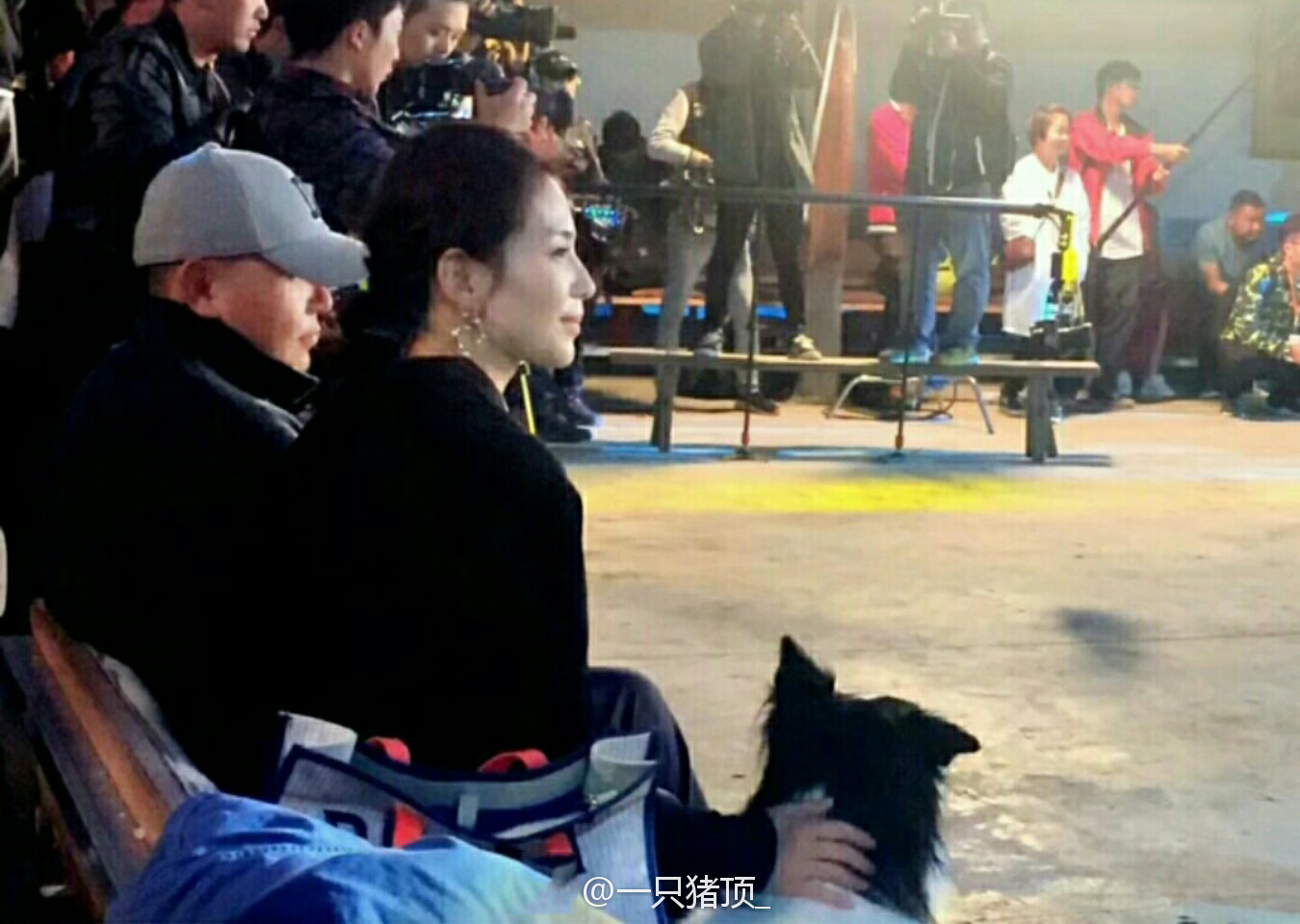 刘涛节目上喝酒对瓶吹，老公王珂在旁默默喝凉茶