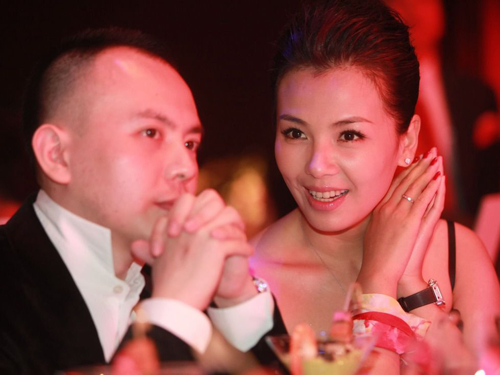 刘涛节目上喝酒对瓶吹，老公王珂在旁默默喝凉茶