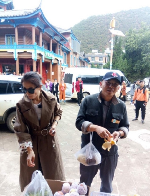 刘涛节目上喝酒对瓶吹，老公王珂在旁默默喝凉茶