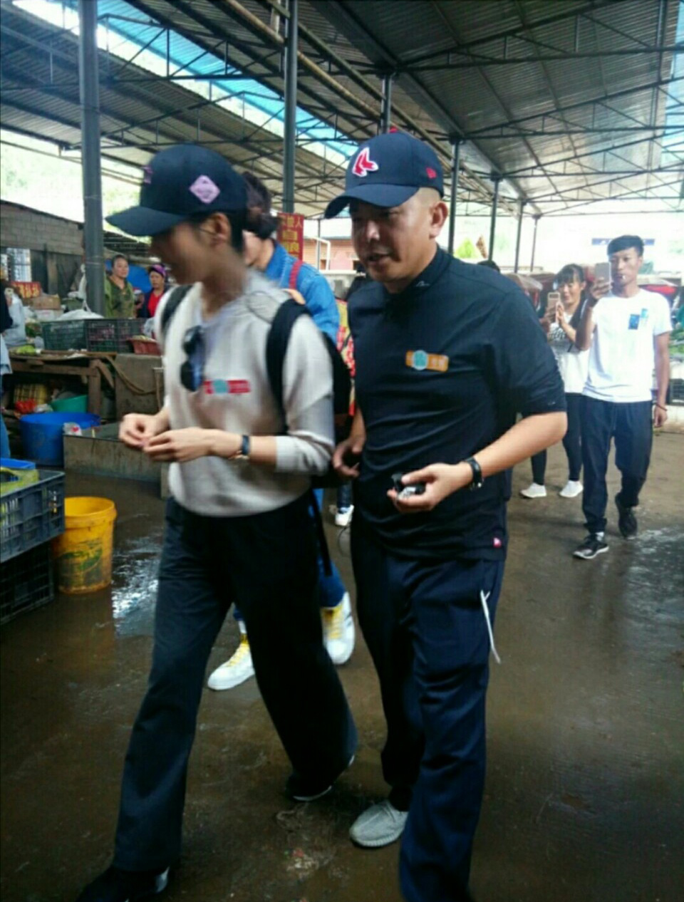 刘涛节目上喝酒对瓶吹，老公王珂在旁默默喝凉茶