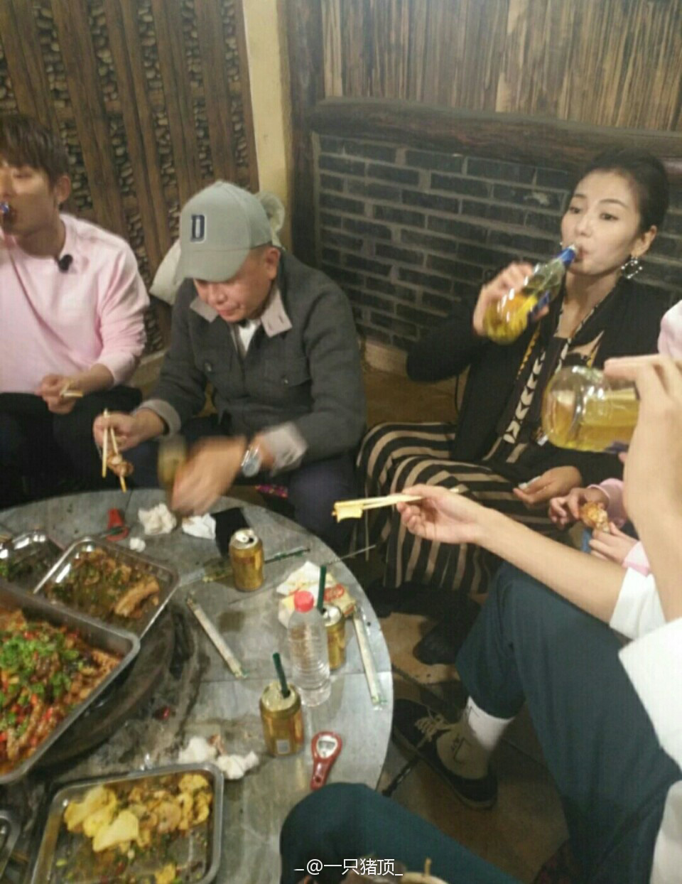 刘涛节目上喝酒对瓶吹，老公王珂在旁默默喝凉茶