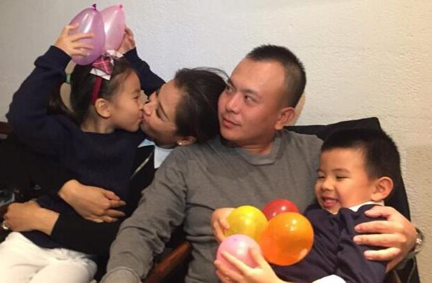 刘涛节目上喝酒对瓶吹，老公王珂在旁默默喝凉茶