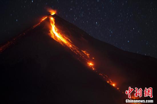 危地马拉富埃戈火山喷发 熔岩蜿蜒如火蛇