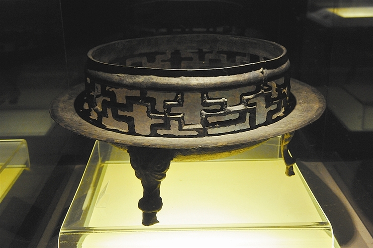 辽代“卍”字围栏铜火盆：文化兼收并蓄凝结的取暖器具