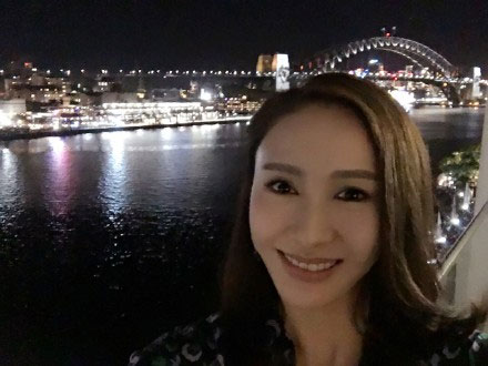 女神黎姿晒近照露笑容 留言祝大家新年快乐