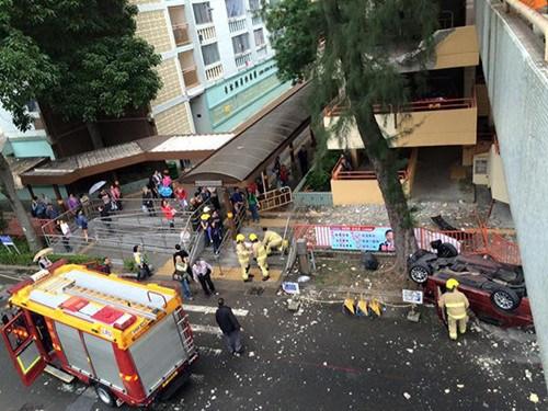 香港一私家車從停車場3樓飛墜落地 司機昏迷(圖)