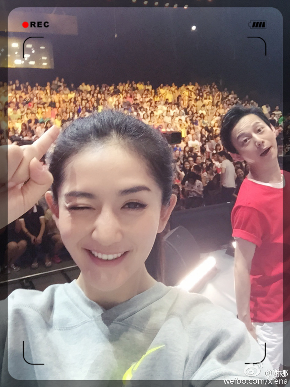 何炅上节目唱哭谢娜 看男女明星与闺蜜亲密瞬间