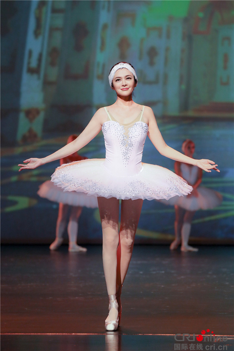 《我们来了2》关之琳技能大爆发 滑雪芭蕾样样通