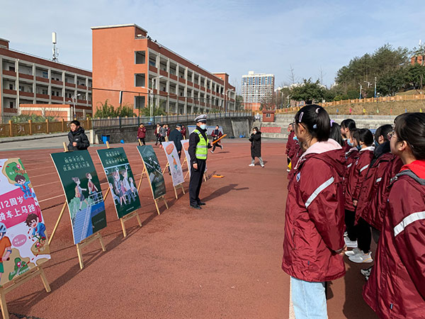 活动现场 供图 绵阳市公安局交警支队直属二大队活动中,交警用通俗易