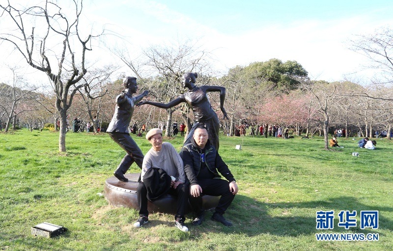 武漢櫻花季來臨 東湖櫻園設雕塑展致敬抗疫英雄