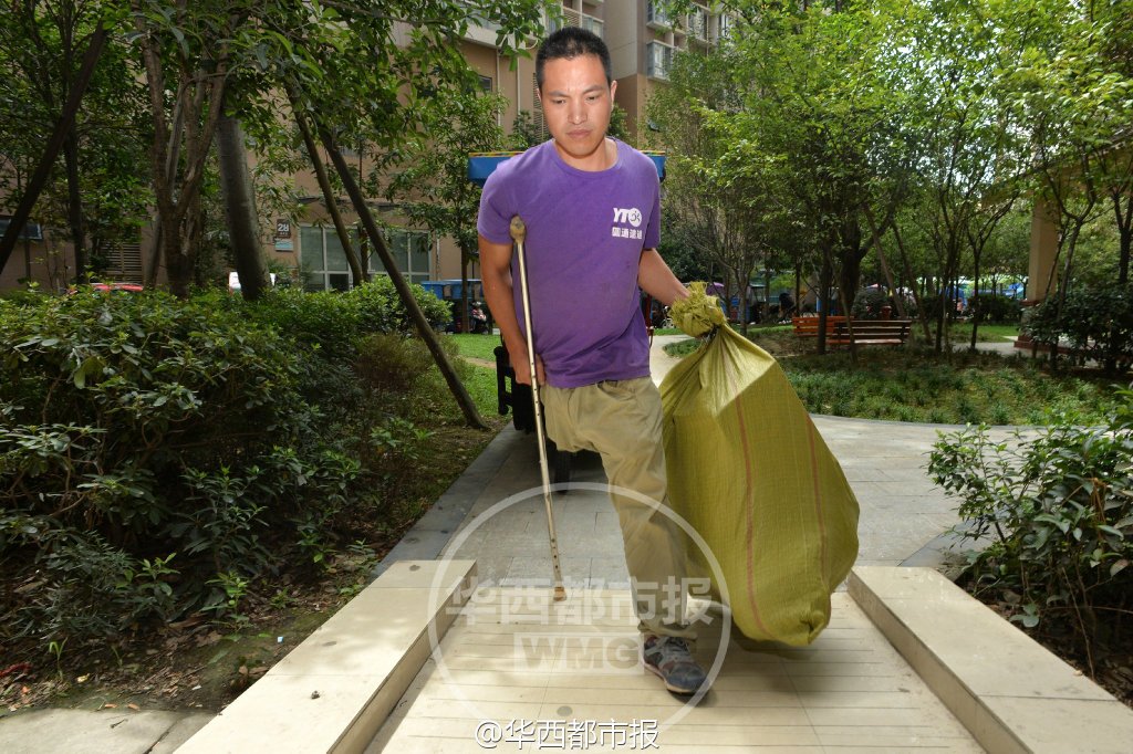 快递员上楼送件 快递车被偷光