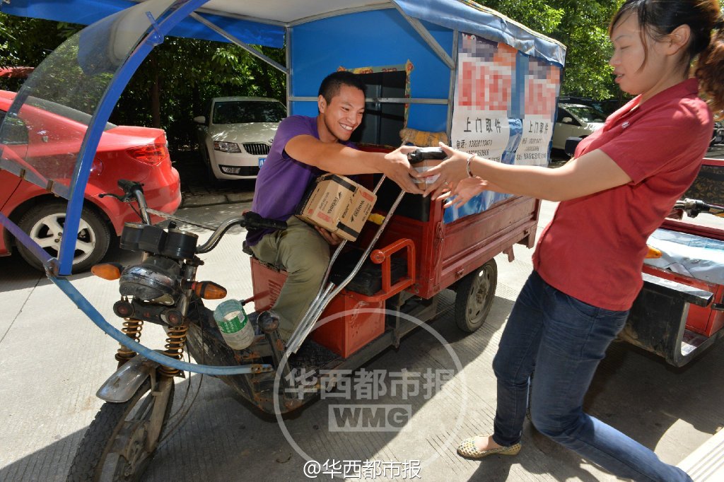 快递员上楼送件 快递车被偷光