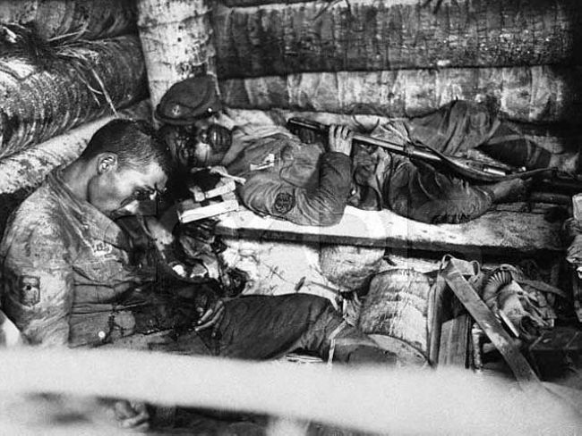 美日血战太平洋小岛日军最后无力自杀坐等被烧死图