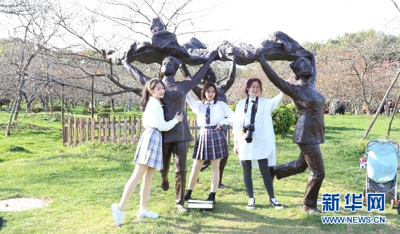 武漢櫻花季來臨 東湖櫻園設雕塑展致敬抗疫英雄