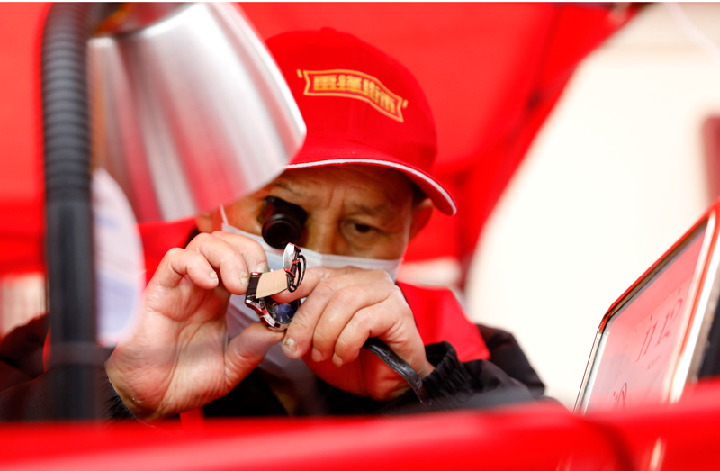 广西柳州：“雷锋街市”坚持56年 老中青三代接力传承