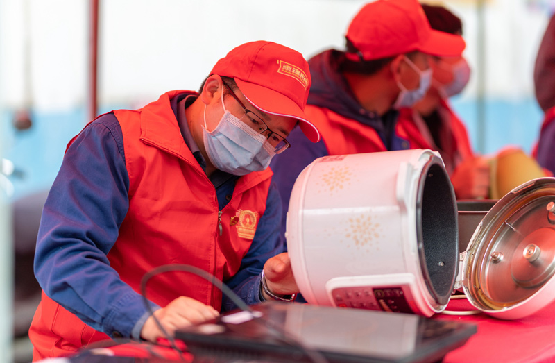 广西柳州：“雷锋街市”坚持56年 老中青三代接力传承