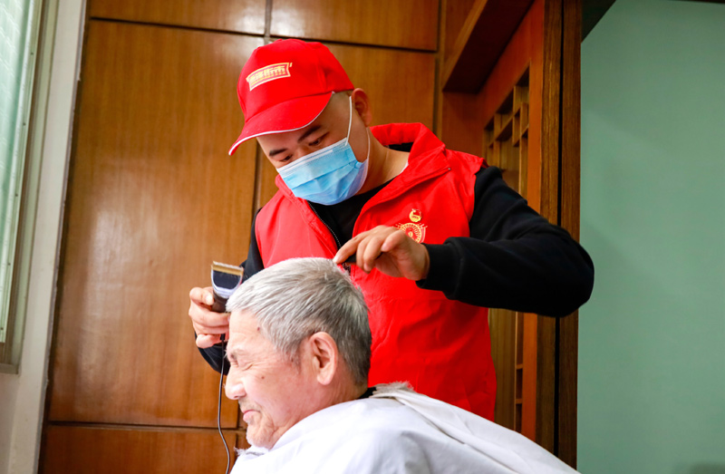 广西柳州：“雷锋街市”坚持56年 老中青三代接力传承