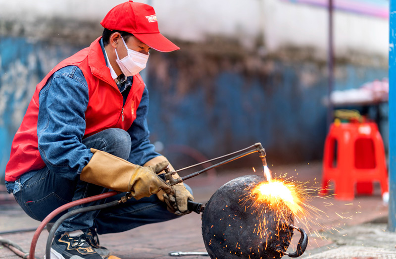 广西柳州：“雷锋街市”坚持56年 老中青三代接力传承