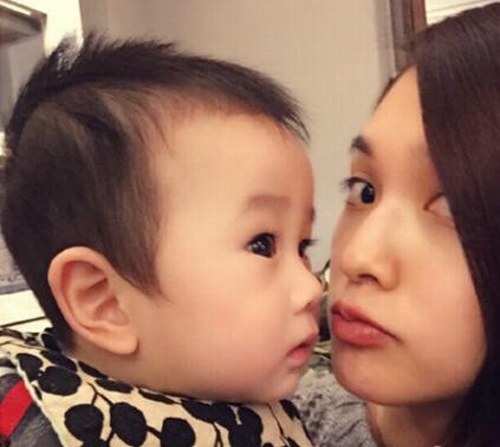 杨丞琳晒照怀抱萌娃幽默留言想亲我是吧