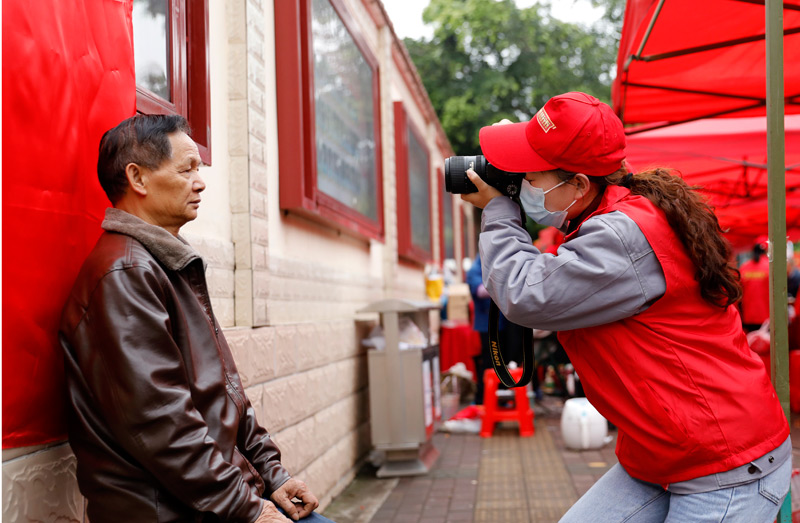 广西柳州：“雷锋街市”坚持56年 老中青三代接力传承