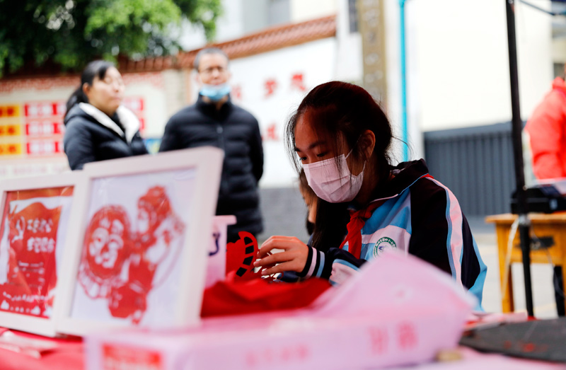 广西柳州：“雷锋街市”坚持56年 老中青三代接力传承