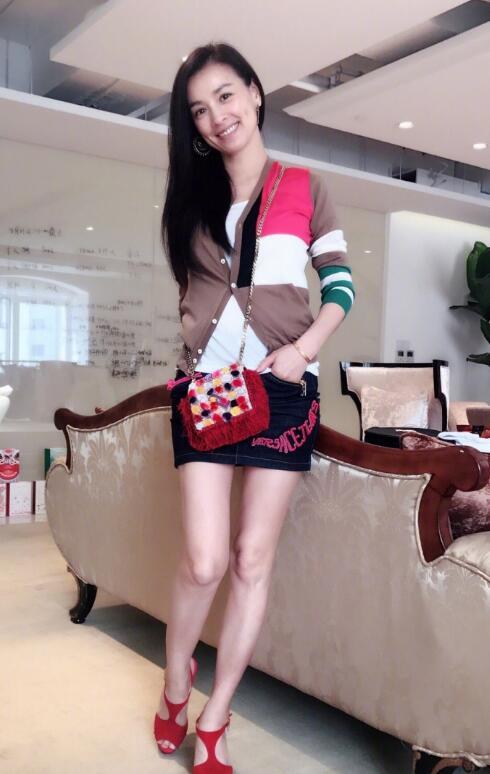 张庭晒自拍显小肚子 自嘲"没怀孕"(图)