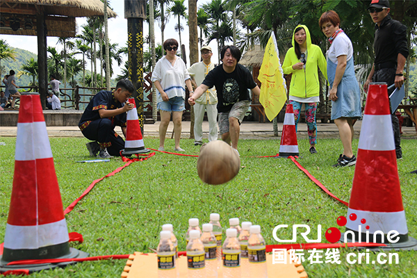 圖片默認標題_fororder_1、學員們激情體驗“椰子保齡球”.JPG