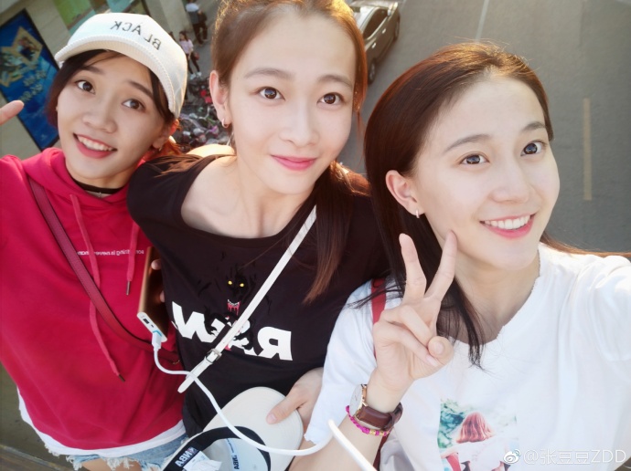 最美艺体女神生活照曝光与闺蜜合影