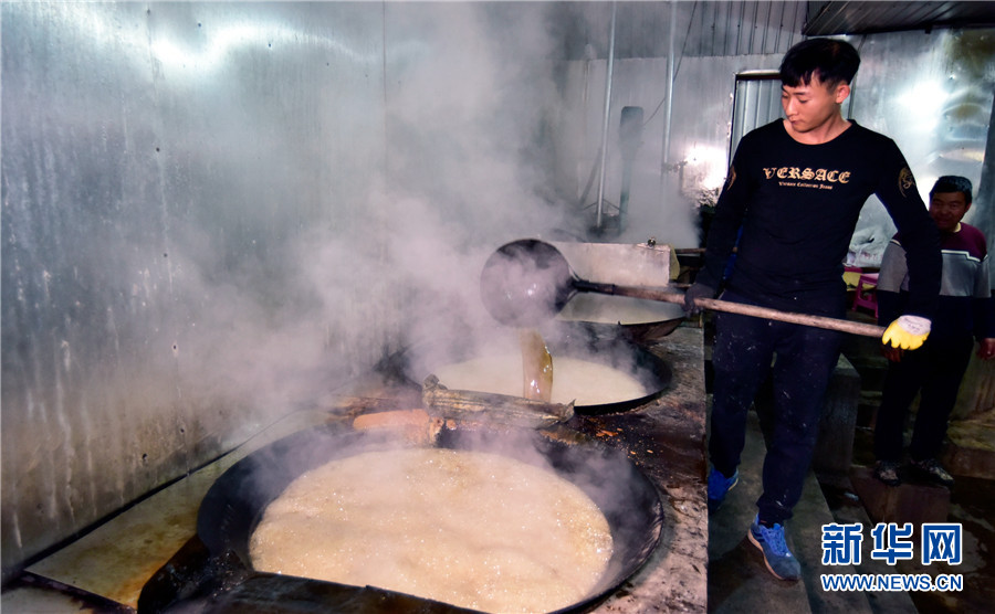 云南弥勒：古法制糖熬出村民甜蜜生活