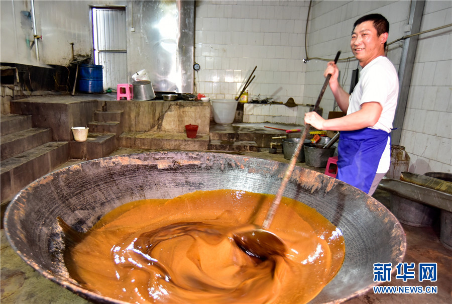 云南弥勒：古法制糖熬出村民甜蜜生活