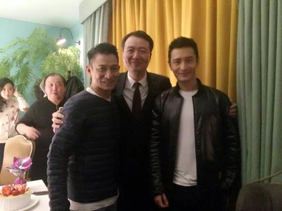 黄晓明请刘德华吃饭 碰见小粉丝主动合影