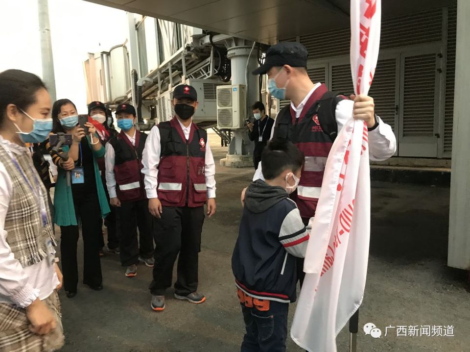 广西组建7人中国抗疫医疗专家组出发赴柬埔寨