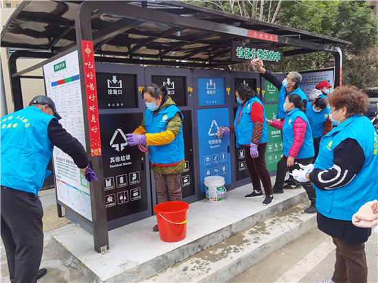 （B 教育）黨建引領 南京市雨花臺區垃圾分類志願者清掃設備獲居民點讚