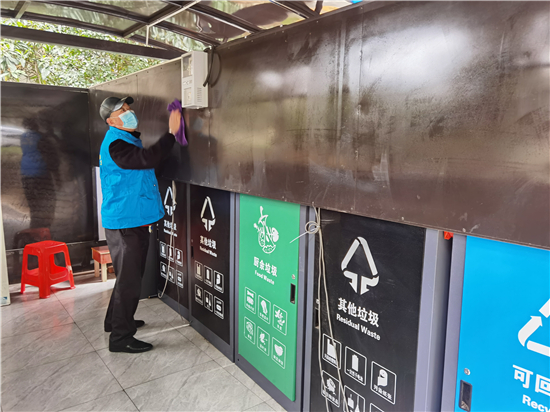 （B 教育）党建引领 南京市雨花台区垃圾分类志愿者清扫设备获居民点赞
