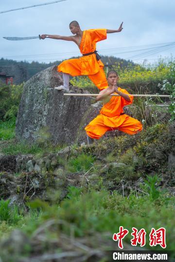 Ga yadda masu wasan Kung Fu mai salon Shaolin na kudancin kasar Sin suke yin wasan_fororder_132018800_zsite
