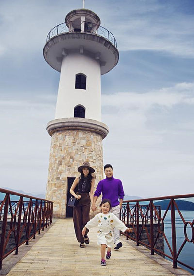 李小鹏晒一家四口合影 奥莉穿白裙蹦蹦跳跳