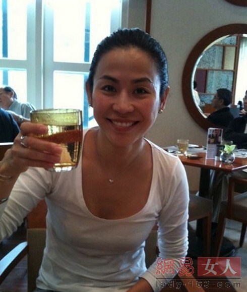 港姐杨思琦车内自拍与内地歌手恋情疑曝光图