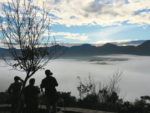 冬雨后云?，F(xiàn) 日月潭金龍山美如仙境