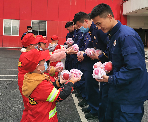 成都20个家庭孩子快乐学习实用消防安全知识