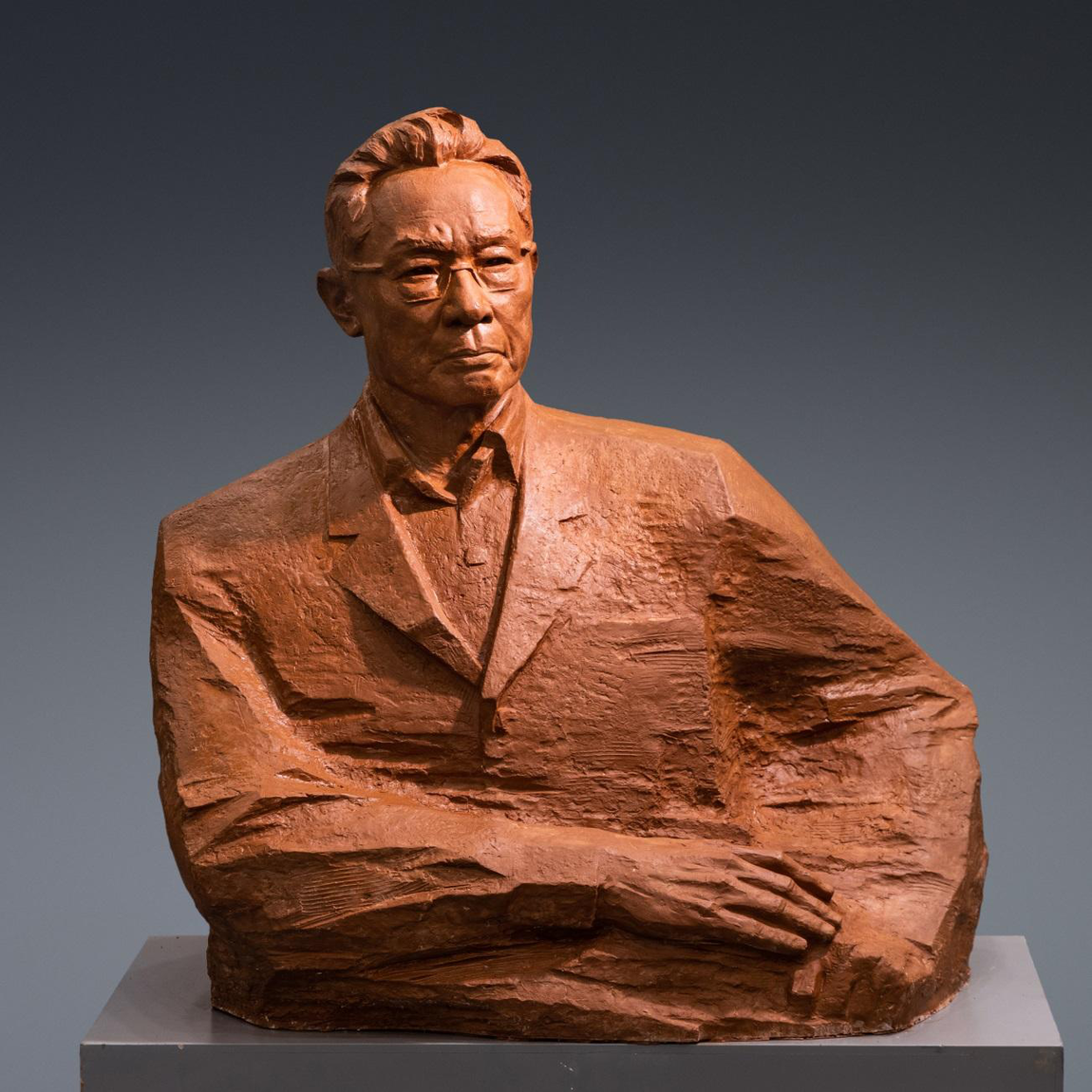 图片默认标题_fororder_许鸿飞雕塑《山高人为峰》.广州雕塑院供图